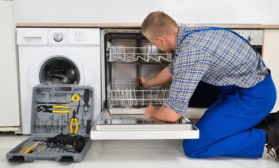 Kocaali Protherm servisi teknisyen ekibi beyaz eşya tamiri yaparken